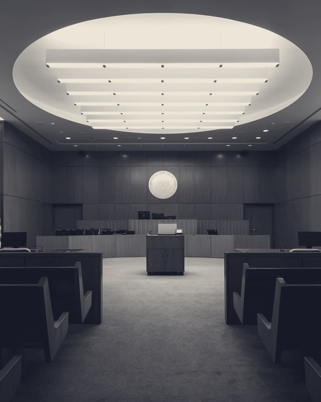 Sala de audiências — imagem editorial da área de Contencioso