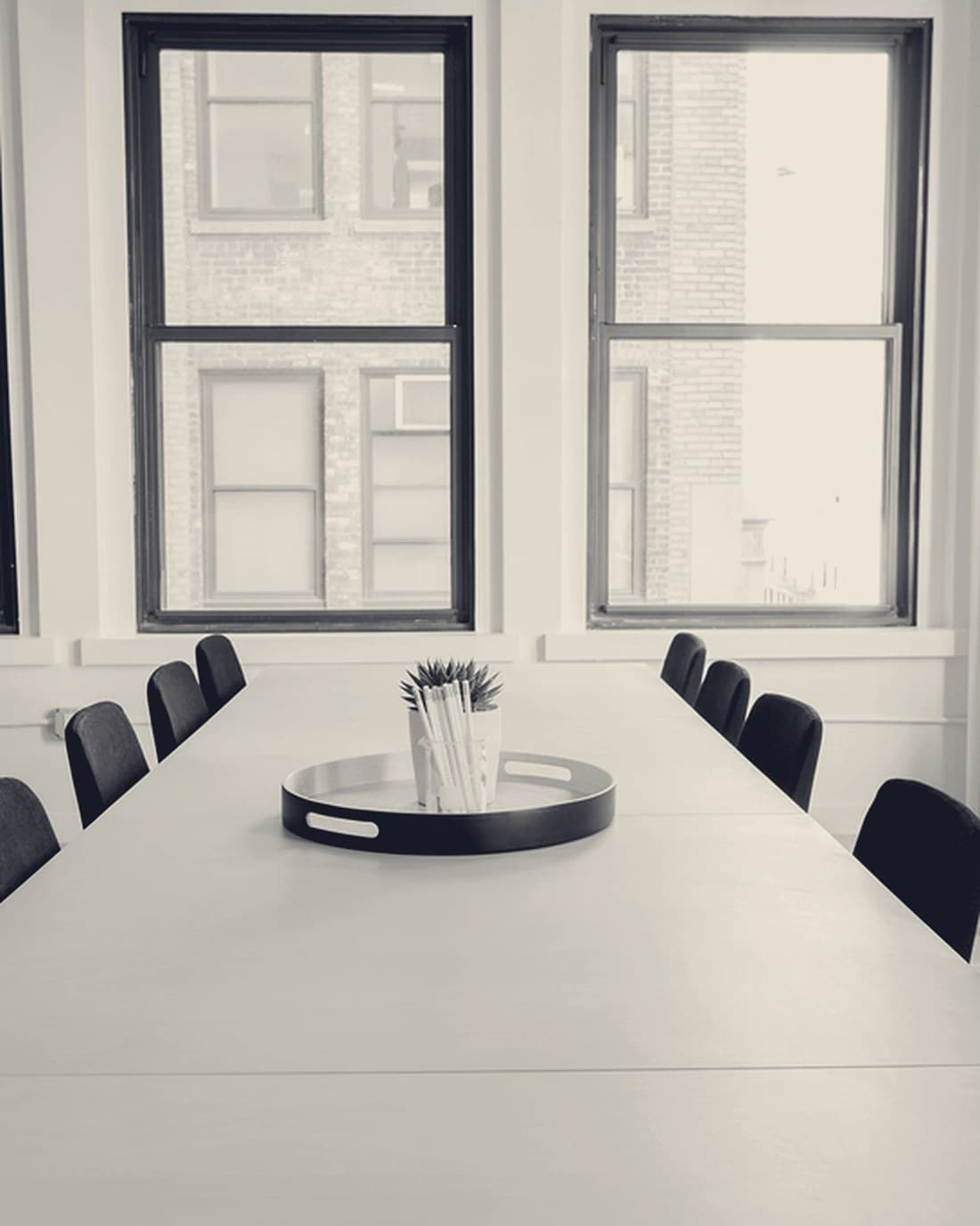 Mesa de reunião — imagem editorial da área de Família e Sucessões