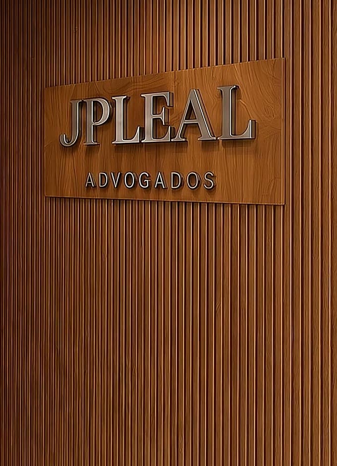 Letreiro JP Leal Advogados na recepção do escritório